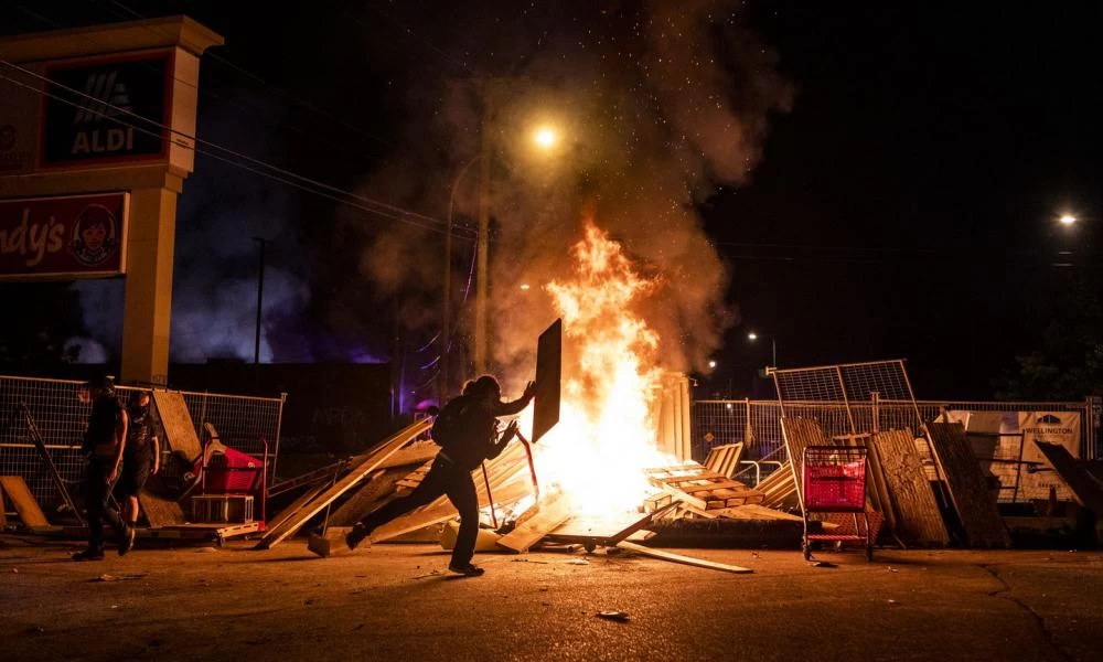 Εκτός ελέγχου η κατάσταση στη Μινεάπολη για τον άδικο θάνατο του Τζ. Φλόιντ